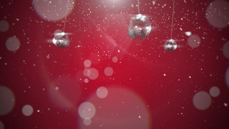 Animierte-Nahaufnahme-Bewegung-Silberne-Kugeln-Und-Schneeflocken-Auf-Rotem-Hintergrund