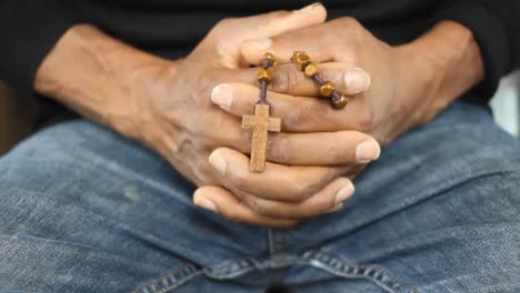 hombre sentado rezando a dios en silencio con las manos juntas almacen de video