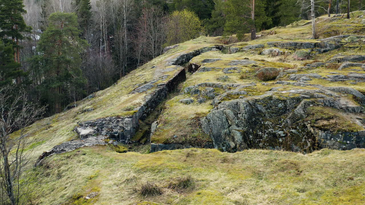 Lentäen ensimmäisen maailmansodan juoksuhaudan pimeyden yllä, kameran näkökulma kertoo historiasta, joka löytyy Pajamäen, Helsingin, kivistä.
