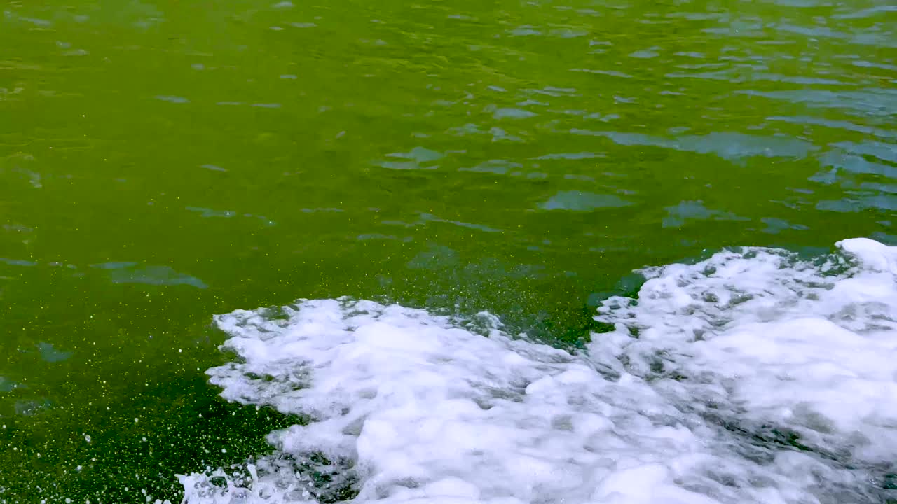 운하 에 있는 보트 의 흔적 에서 무지개 가 형성 된다