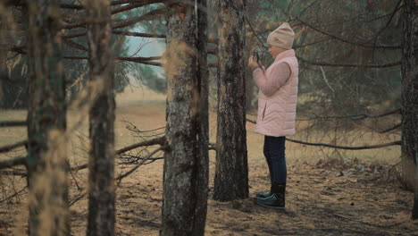 Little-girl-looking-through-a-magnifying-glass-in-the-forest.-Kid-interested-in-nature-and-science.