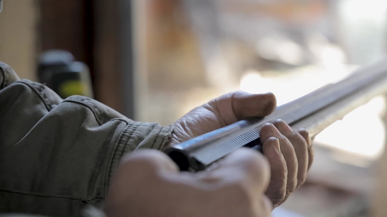 el cazador carga un rifle de caza