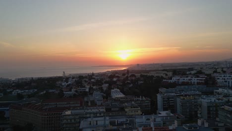 Vista-Panorámica-Del-Hermoso-Paisaje-Urbano-De-Lisboa-Al-Atardecer-épico,-Portugal