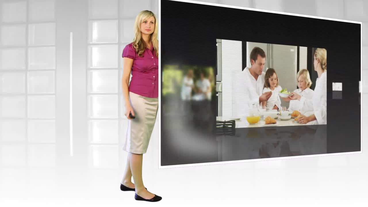 mujer de pie frente a una gran pantalla de tv