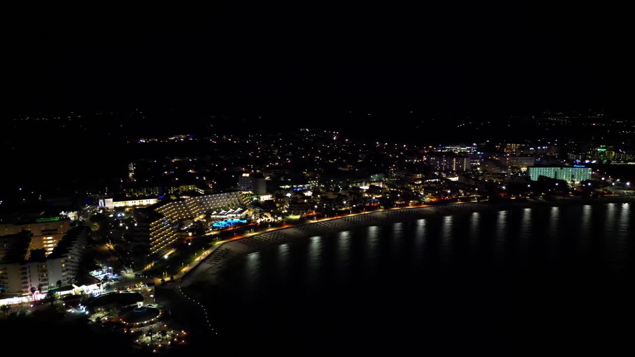 hoteles de lujo en resorts de playa de sa coma en la isla de mallorca, españa durante la noche