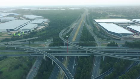 Autopistas-M4-Y-M7-Intercambio-De-Caballos-Ligeros-En-Los-Suburbios-Del-Oeste-De-Sydney:-Panorámica-Aérea-Sobre-Autopistas-De-Varios-Carriles-Con-Tráfico