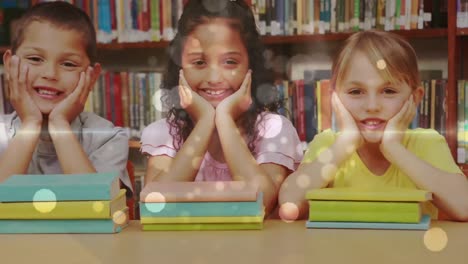 Colegialas-Apoyadas-En-Una-Mesa-Y-Mirando-A-La-Cámara-Con-Libros-Frente-A-Ellas-En-Una-Biblioteca