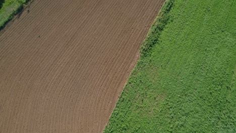 Ein-Blick-Aus-Der-Luft-Auf-Einen-Gepflegten,-Mobilen-Fertighauspark-Mit-Häusern-Mit-Einfacher-Und-Doppelter-Breite-An-Einem-Sonnigen-Tag