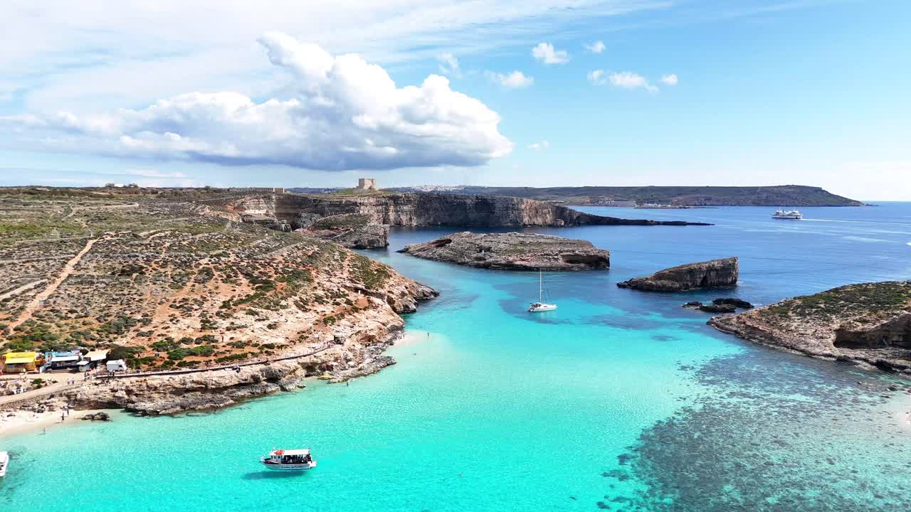Laguna Blu Bejn il Kmiemen Comino Għajnsielem Gozo e Distretto di Comino Malta tra Comino e Cominotto con fondale calcareo poco profondo, formazioni coralline e Torre di Santa Maria sullo sfondo Mar Mediterraneo