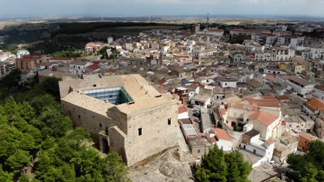 un dron disparó el paisaje de la ciudad de ascoli satriano desde arriba del castillo