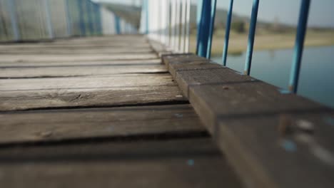 Hängebrücke-Für-Das-Dorf-Lisicite-An-Der-Küste-Des-Staudamms-Studen-Kladenec,-Brücke-In-Kardjali,-Bulgarien