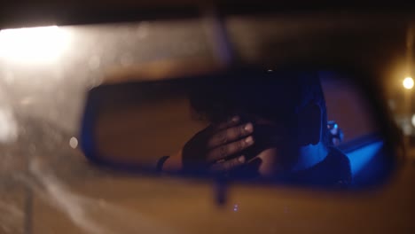 vista de espejo del conductor adolescente frustrado y ansioso después de que la policía lo detuviera por la noche en 4k