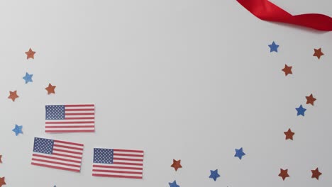 Amerikanische-Flaggen-Mit-Roten-Und-Blauen-Sternen-Auf-Weißem-Hintergrund