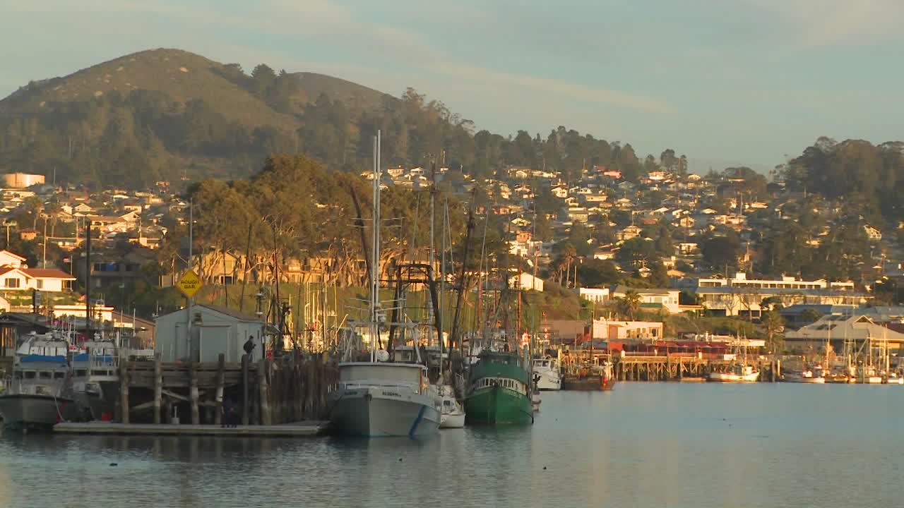 항구에 어선이 있는 모로 베이의 작은 중앙 캘리포니아 마을