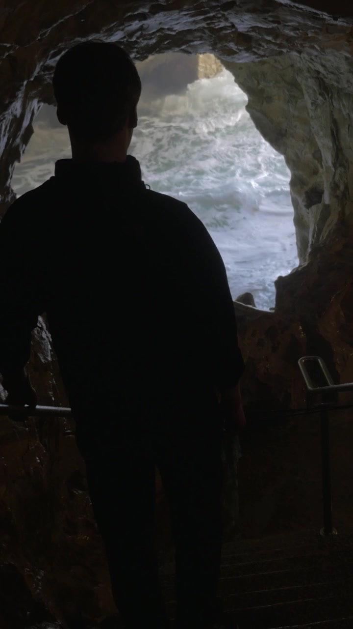 Turista che ammira la bellezza delle grotte marine a Rosh Hanikra.