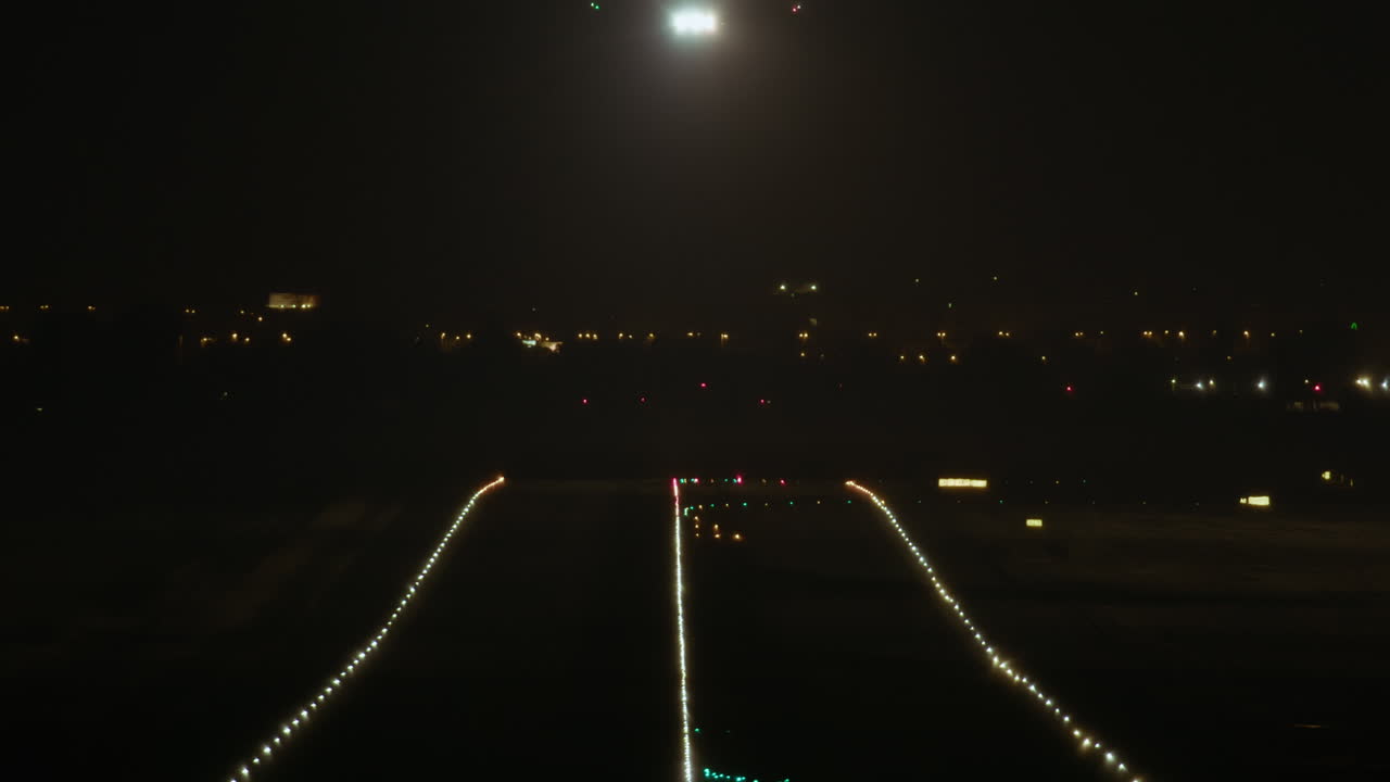 야간 활주로 비행기 착륙