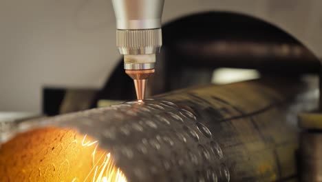 corte con láser y gas de metal, tecnología industrial moderna.