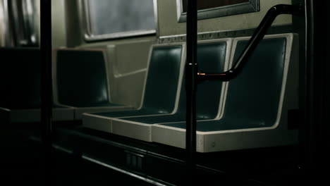 asientos vacíos en el metro