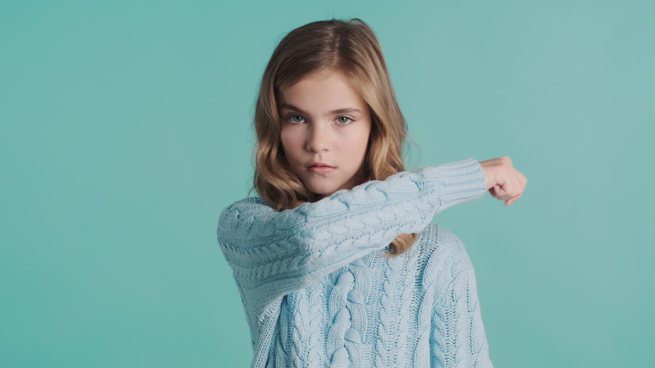 카메라 앞에서 불쾌한 십대 백인 소녀.