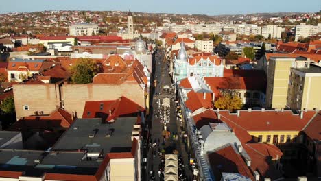 Drohnenantenne-Von-Oradea-Rumänien-Quadratischer-Mittelalterlicher-Turmmarkt-Im-Stadtzentrum