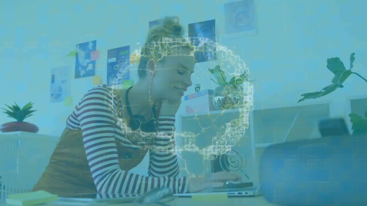 animación del cerebro humano sobre una mujer de negocios usando una computadora portátil