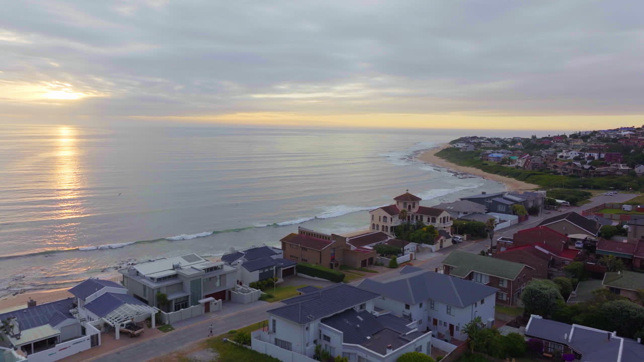 남아프리카 공화국 드론 항공기 제프리스 베이 서프 타운 놀라운 이른 아침 해가 뜨는 황금빛 바다 서퍼 파도 그라운드웨이 해가 뜨는 해가 지는 드론 jbay 새가 날아 해안가 해변 영화적인 앞으로의 움직임