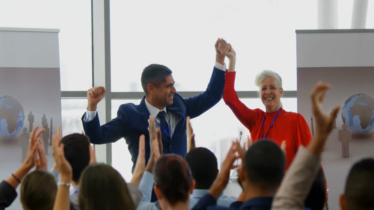 empresarios celebrando su éxito en el seminario de negocios 4k