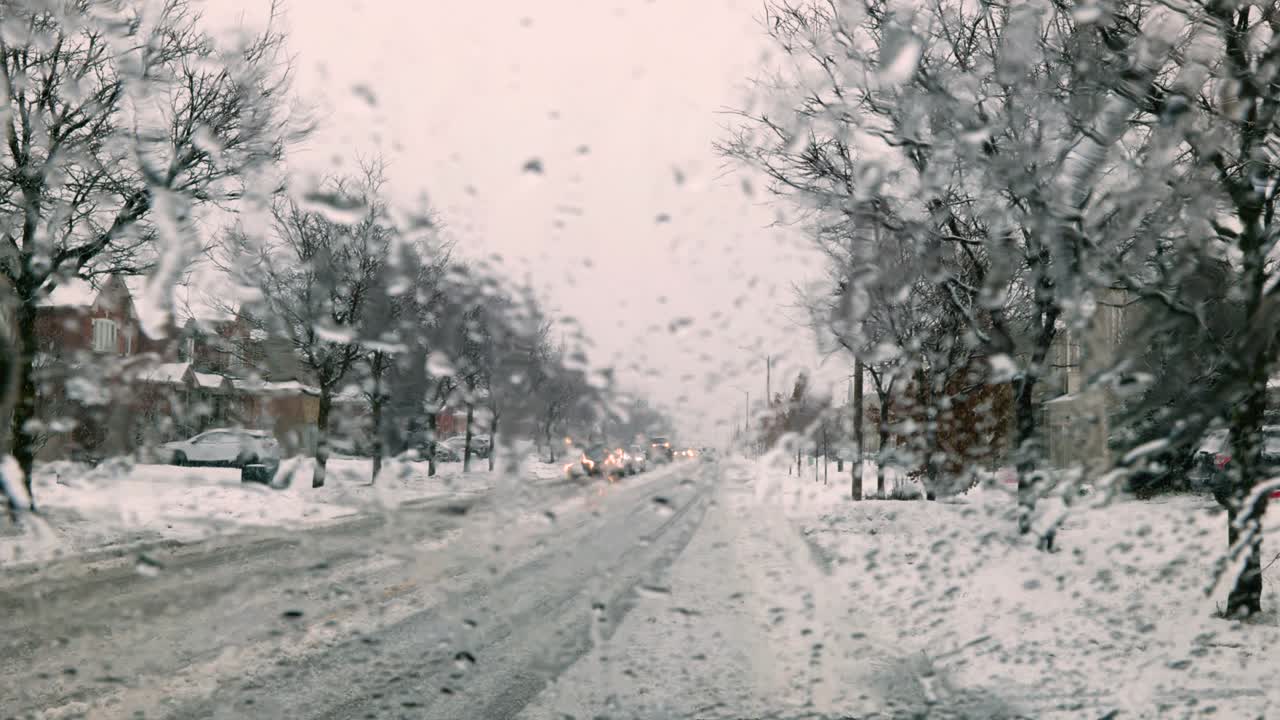 비가 오는 날 에 바람창 에 방울 이 떨어집니다.