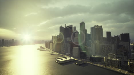 puesta de sol dorada sobre el horizonte de la ciudad junto a aguas serenas