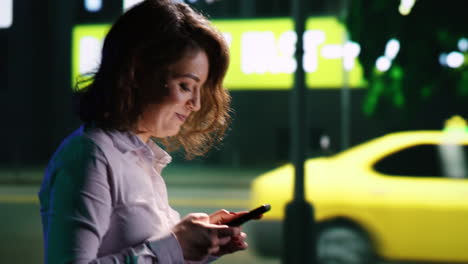 mujer enviando mensajes de texto y caminando