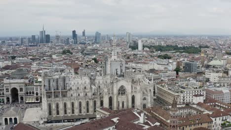 Mailänder-Skyline-Und-Majestätisches-Kathedralengebäude,-Luftdrohnenansicht