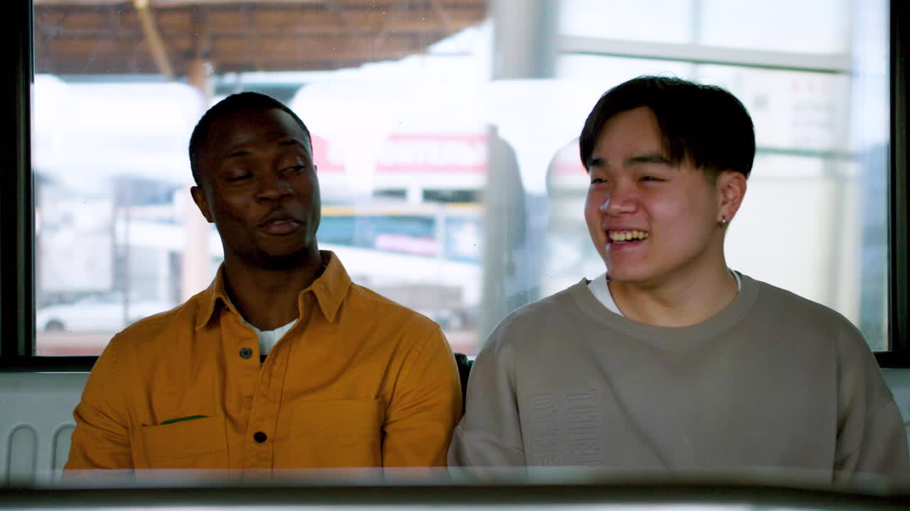 기차로 여행하는 친구들