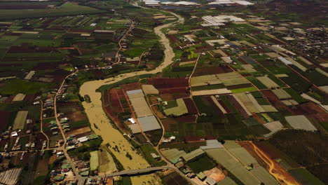 inclinación aérea hacia arriba volando sobre el área rural cerca del río en un día soleado, tu tra, vietnam