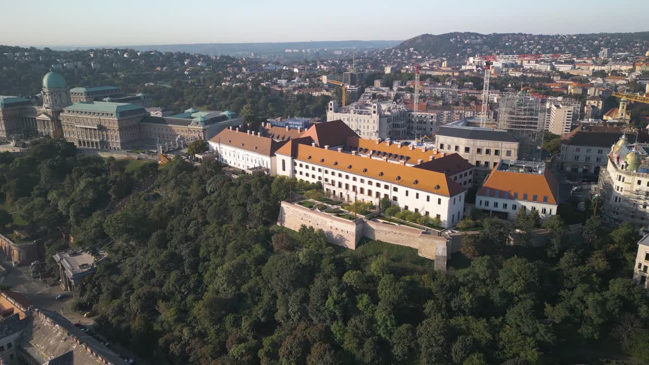 palacio de sándor, palacio presidencial húngaro - toma cinematográfica del establecimiento del dron