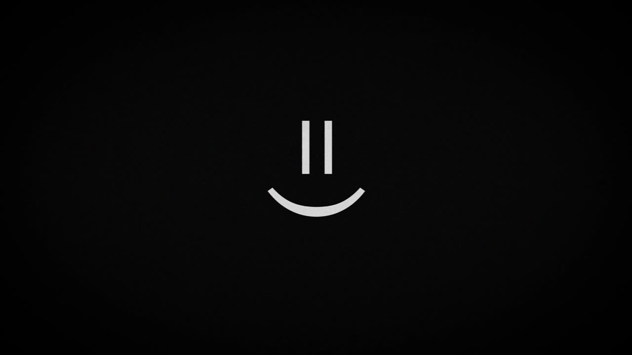 sorriso felice sul vecchio schermo televisivo