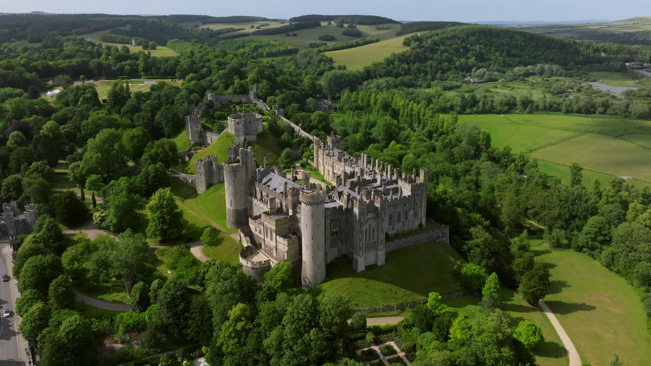 Antico e storico Castello di Arundel con paesaggio lussureggiante in una giornata di sole nel West Sussex, Regno Unito. - ripresa aerea