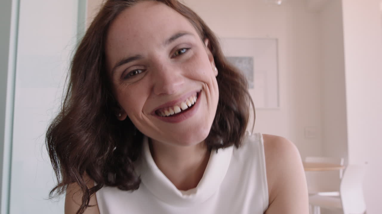 hermosa mujer joven teniendo video chat usando cámara web en casa mostrando su peinado hablando con un amigo compartiendo estilo de vida disfrutando de la comunicación en línea en pantalla horizontal