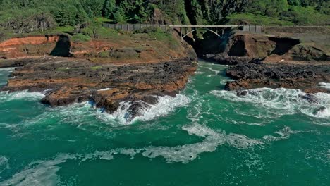 Ubicado-En-El-área-Escénica-De-Cabo-Perpetuo,-A-Solo-Tres-Millas-Al-Sur-De-Yachats-Oregon,-El-Pozo-De-Thor-Es-Un-Agujero-En-Forma-De-Cuenco-Excavado-En-La-Costa-De-Basalto-áspero.