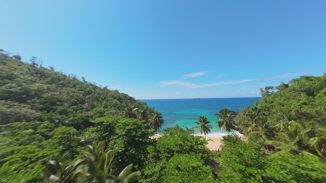 la belleza natural de la playa onda playa, samana, república dominicana_fpv shot