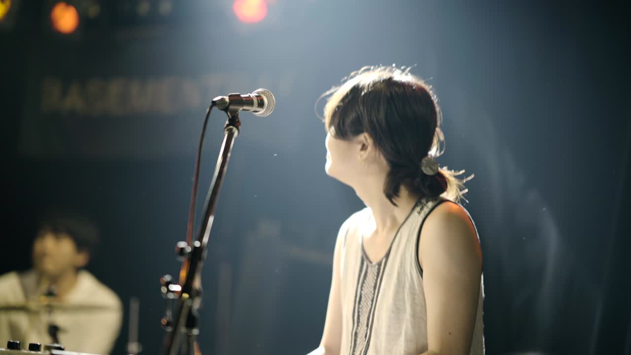 Live woman playing piano