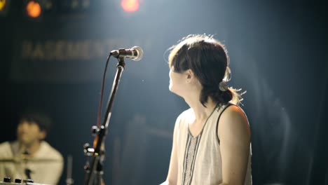 live woman playing piano