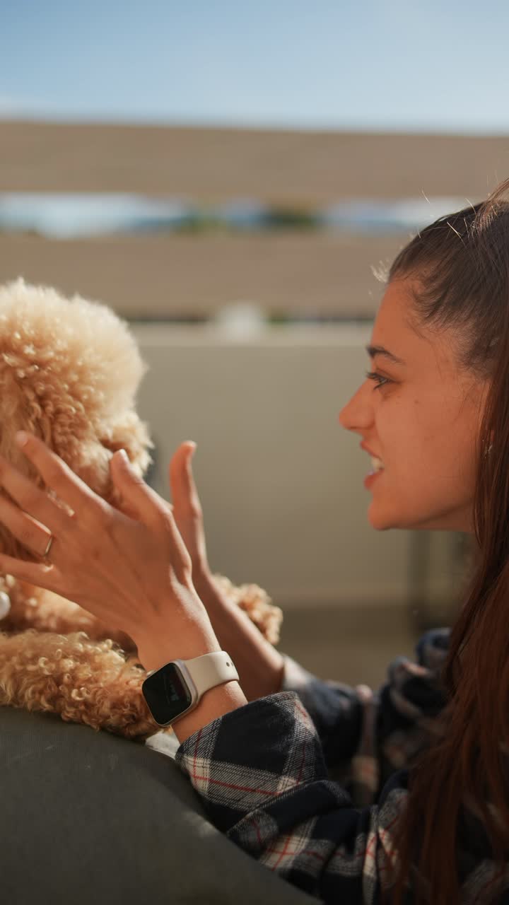 개 와 상호 작용 하는 여자