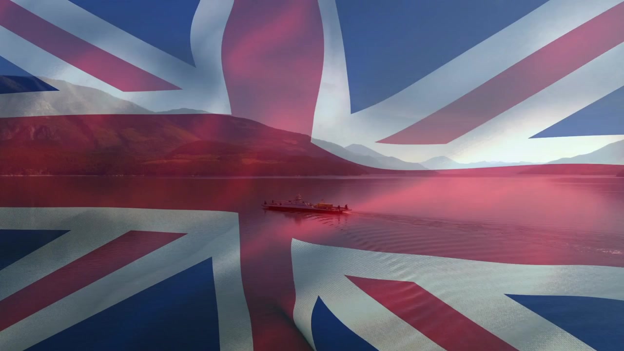 Sovrapposizione Union Jack che inizia a incresparsi mentre un'imbarcazione stretta avanza lentamente, mostrando un effetto chroma key