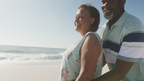 Retrato-De-Una-Pareja-Afroamericana-De-Alto-Rango-Sonriente-Abrazándose-En-La-Playa-Soleada