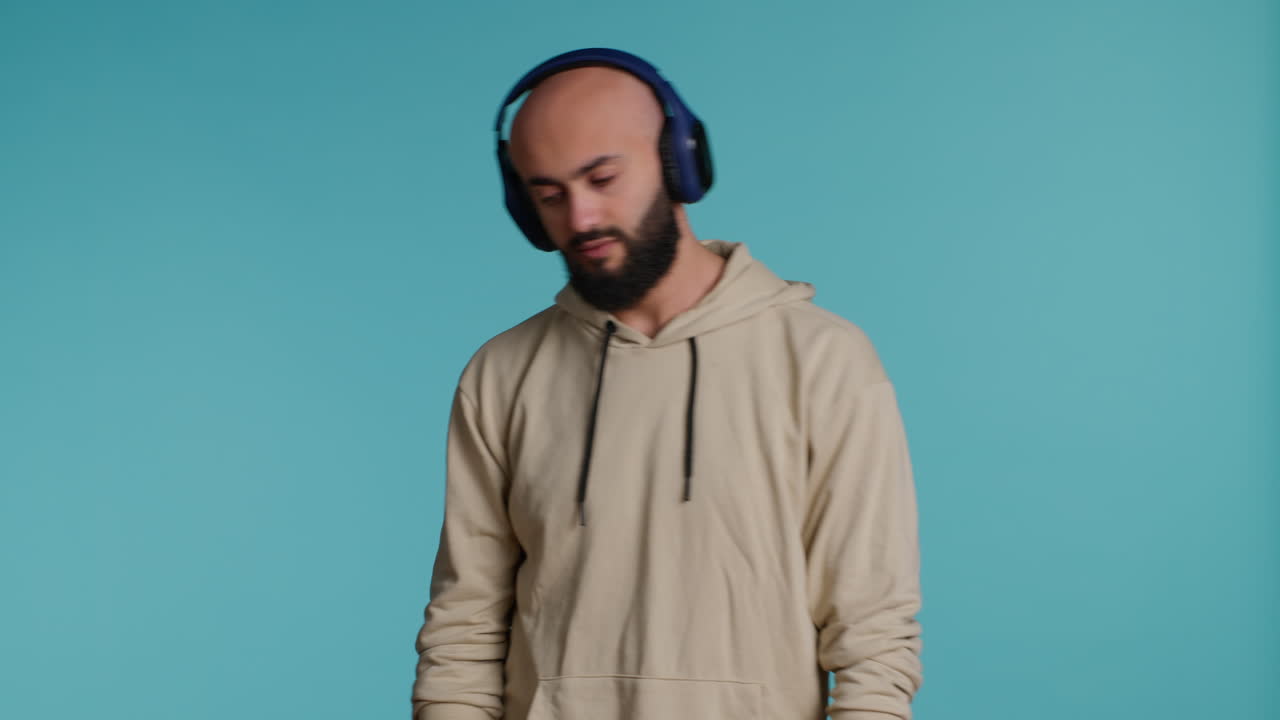 Medio Oriente che si diverte ad ascoltare musica con le cuffie