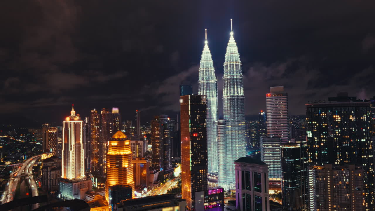 El paisaje urbano de Kuala Lumpur por la noche