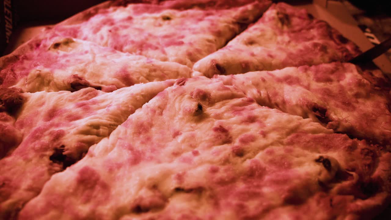 ⁇ 은  ⁇ 질 치즈 피자는 가까운 시야에서 칼로 잘라, 희미한 빛