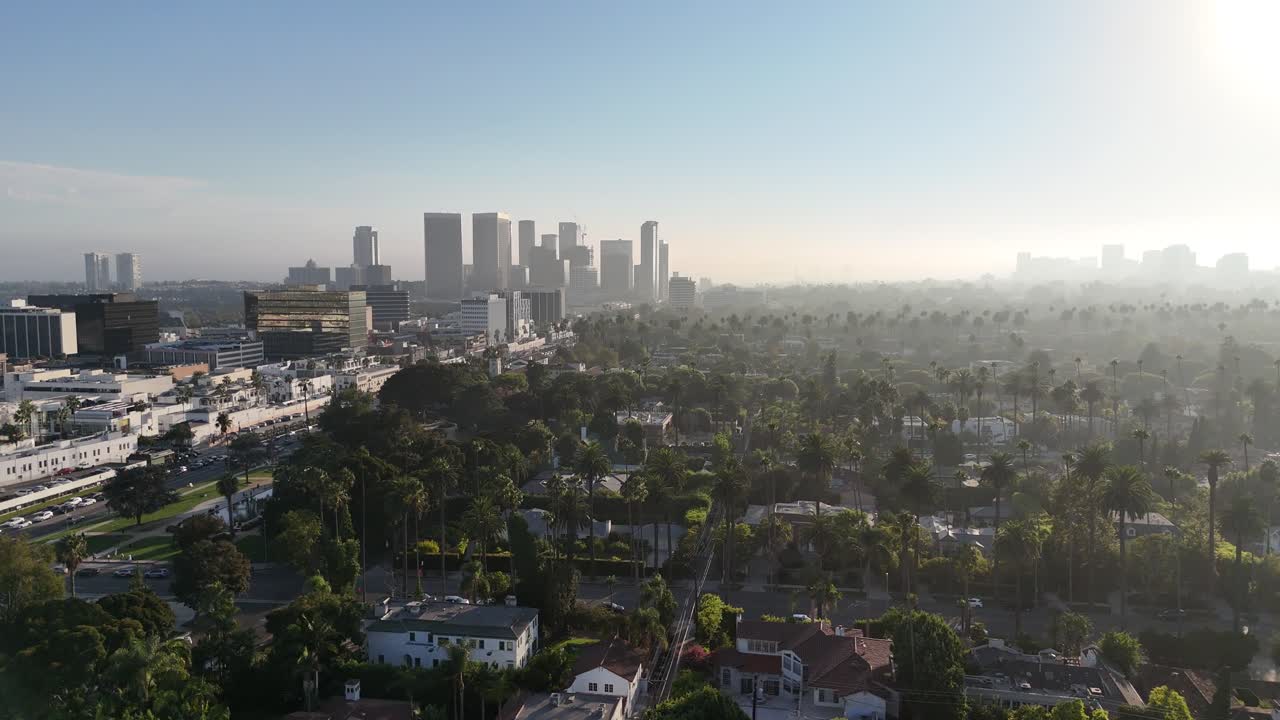 Splendide riprese con drone di Beverly Hills (Los Angeles, California). [Movimento drone: beccheggio in avanti + panoramica a destra]