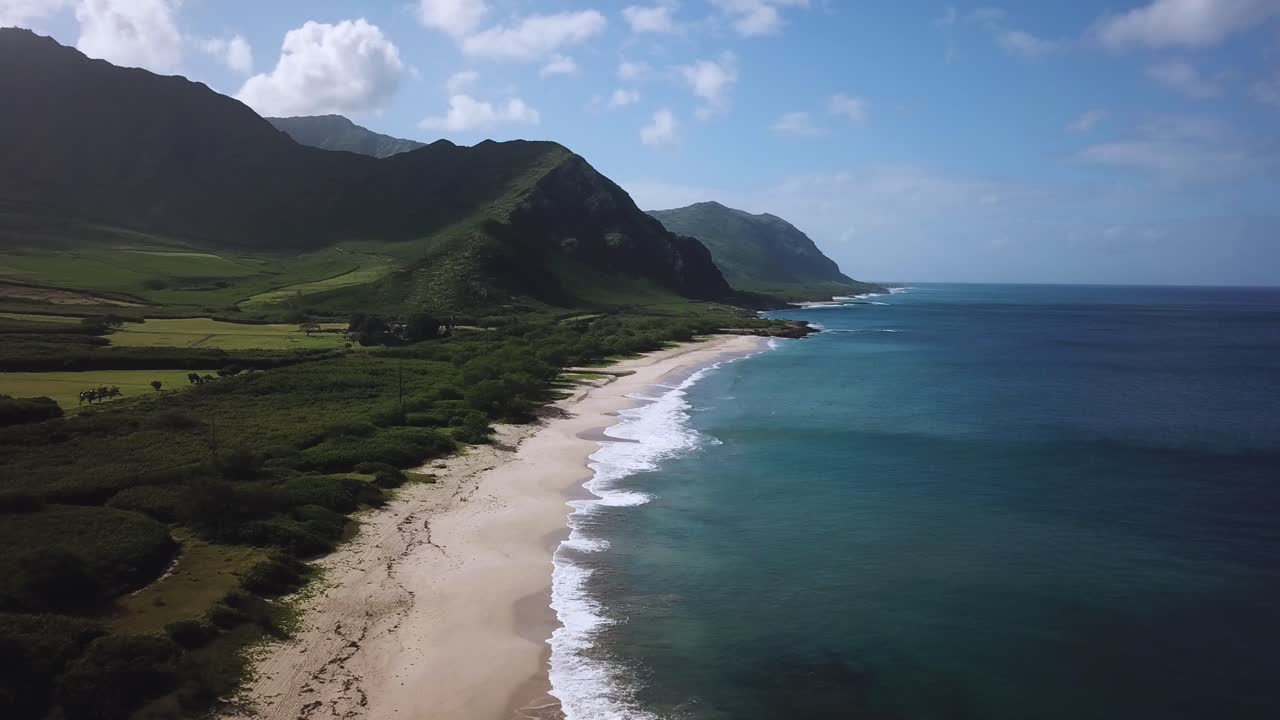 Praias vazias de areia branca da costa da Praia Makua no Havaí, drone aéreo