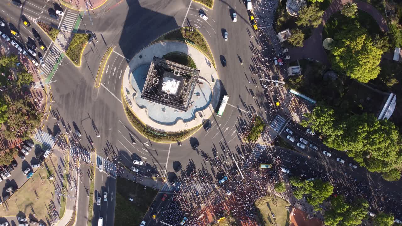 toma aérea de arriba hacia abajo de los simpatizantes argentinos después del triunfo de la copa mundial en la rotonda de buenos aires